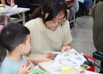 苗縣勞工親子創意拼貼體驗          副縣長鼓勵家長陪伴與參與