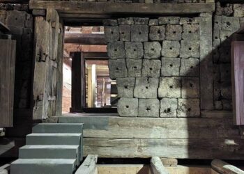 從高郵移遷至揚州的「天山漢墓」  廣陵厲王劉胥的墓葬    形制為「黃腸題湊」。