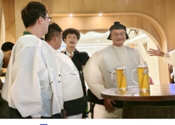 義大世界 金色三麥 相撲選手裝啤酒比賽
