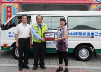 楊有福賢伉儷捐贈復康巴士 陳光復感謝善舉助力身障朋友