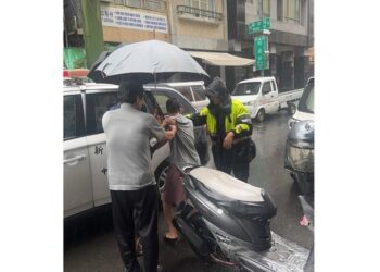 颱風天年邁姊妹走失 新興警積極尋獲 姊妹雨中重逢相擁而泣