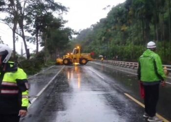台東警方無畏風雨！ 救護民眾、排除道路障礙確保安全