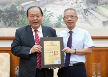 澎湖地方法院院長楊國精榮調彰化 陳光復頒發榮譽縣民證表彰貢獻