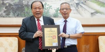 澎湖地方法院院長楊國精榮調彰化 陳光復頒發榮譽縣民證表彰貢獻