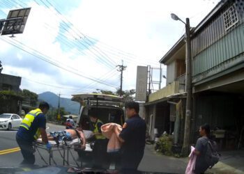 警消合力接駁緊急送醫挽救寶貴性命 偏鄉民眾遭虎頭蜂螫傷癱軟
