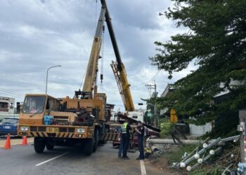 聯結車鋼材砸電桿 釀燕巢停電 台電全力搶修中！