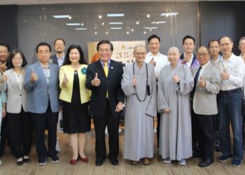 法鼓山贈書義守大學 用閱讀共築人文智慧校園