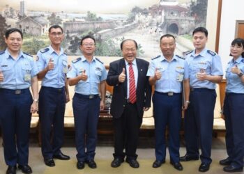 空軍馬基隊長洪源廷離澎　陳光復頒榮譽縣民證感謝貢獻