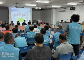 花警分局強化社區治安！ 宣導打詐、老年人防走失指紋建服務