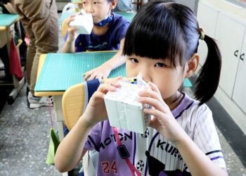 高雄市府加碼鈣有力、補助國小15萬學童週週喝乳品