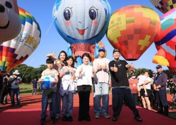 台中石岡熱氣球嘉年華開幕！盧秀燕偕「模範夫妻」阿Ben、徐小可乘熱氣球 邀全國民眾體驗山城魅力