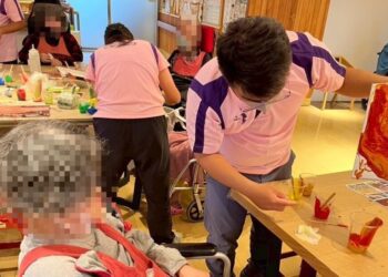 民生醫院攜手萬海慈善基金會　引導長輩與受虐兒少體驗流動畫創作玩顏料