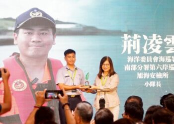 海巡署南部分署荊凌雲榮獲「大武山職場新人賞」 管碧玲頒獎肯定