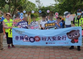 迎開學、啟動交通安全月 東警呼籲「車輛慢看停、行人安全行」