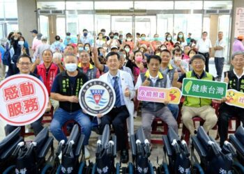 里長父子合力捐贈72台輪椅 打造更便利醫療環境