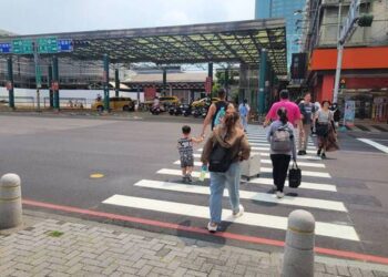 台南火車站北門路開放人行設臨時號誌標線