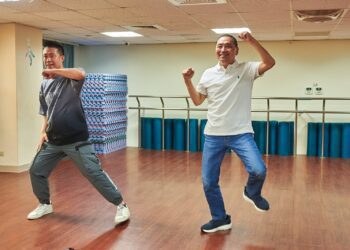 侯友宜和鍾易仲易起幹大事，跳舞撩下去！