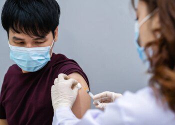 夏季新冠恐升溫  臺大醫：現可打第二劑JN.1疫苗，若一劑都沒打需盡快補上