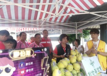 民視藝人「廖伯斯」愛心不落人後，發起捐發票送柚子愛心活動