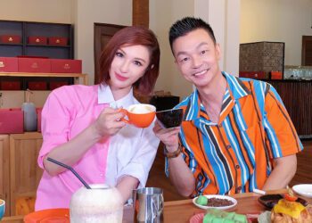 李國煌與利菁十指交扣牽手逛馬六甲 笑稱像牽女兒散步