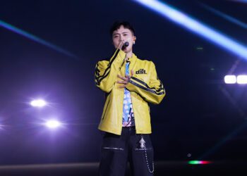 蕭秉治與張志豪深情對望、手牽手合唱〈毒藥〉 全場尖叫連連喊「在一起」