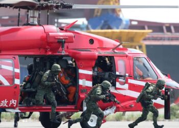 黑鷹與海豚機隊協同守護空中救援不間斷