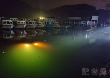 悲劇！跟著導航開車一頭栽進石門水庫大壩碼頭 駕駛急跳車逃生