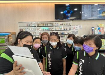 屏東縣政府聯手全家超商 舉辦銀髮職場體驗活動