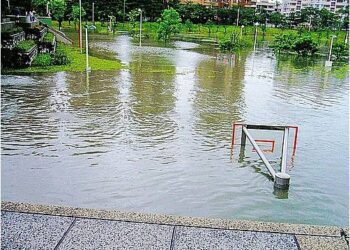 籃球場被淹沒 高雄市府說不要抹滯洪成效