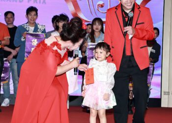 2025世界閩南語金曲盛典4歲小朋友萌翻白冰冰 自掏腰包頒特別獎