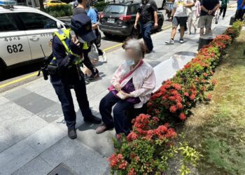 老婦與家人走散百貨門前徘徊 守望警見狀助聯繫家屬