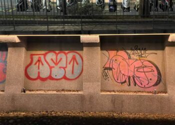 暗夜排水溝旁亂塗鴉 警火速揪出犯嫌法辦