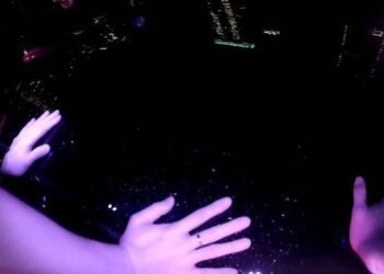 交通尖峰時段拋錨 中警暖心冒雨推車