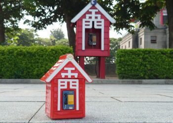 喜歡就把它帶回家！金門酒廠推超吸睛「金門電話亭紀念酒」伴手禮