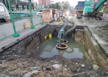 台水公司鳳松路1350mm 送水幹管滲漏搶修 道路預計23日中午通車