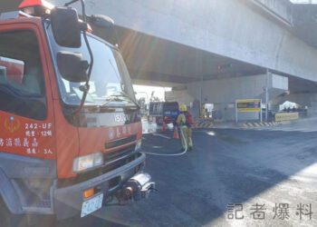 嘉義縣太保市發生槽車洩漏事件 大量鹽酸外洩消防隊緊急處置