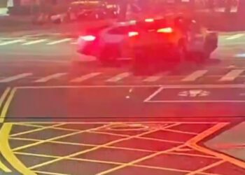 這下吃力了！天母女開才出廠10個月BMW綠燈直行　遭疑闖紅燈「小黃」撞噴