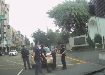 鬼月通緝犯酒駕睡路中 堅稱有「神秘第3人」開車