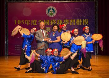 「客家阿婆」舞出健康活力　李碧雲榮獲社教貢獻獎