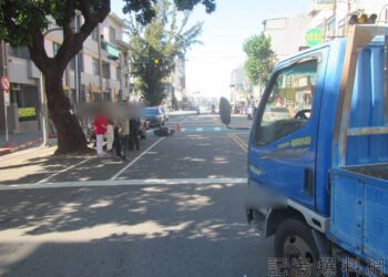 影/無照少年跨越雙黃線欲超車 先被小貨車撞再撞停路邊違停車3車通通被罰