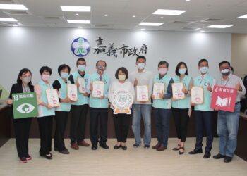 嘉義市低碳校園標章認證參與率達100%，１２所學校獲頒低碳校園標章