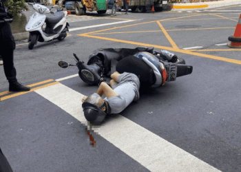 新莊雙騎路口對決幹道騎士慘摔頭破血流　支道騎士無傷但得吞罰單