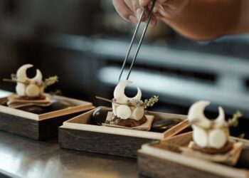 高雄 Fine Dining 推出回憶風菜單　沉浸式用餐體驗帶饕客憶起八零年代港都風情