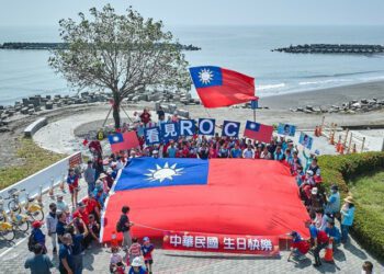 陳若翠舉辦「騎機車、拿國旗、逗陣行」