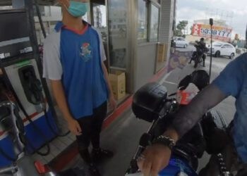 油槍沒跳停汽油溢出來 油站工讀生「事不關己」挨網友批