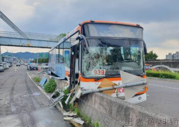台北客運司機恍神自撞分隔島 24名乘客4人受傷”1人手骨折”