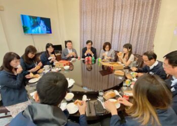 促銷「龍蝦沙拉堡」 康議長請市府團隊大啖銅板美食