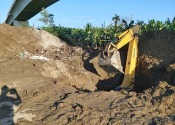 怪手不明原因掉土坑 司機遭救出無生命跡象