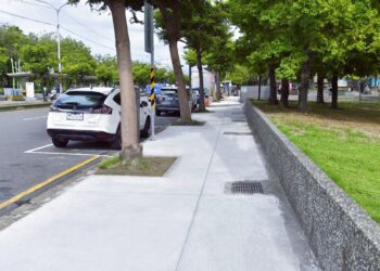 改善醫院周邊人行環境 鳥松區長庚醫院前鋪面換新裝