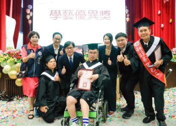 高雄市立空中大學畢業典禮 歡送近800位畢業生